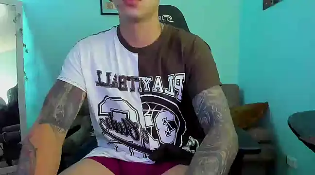 Snapshot of E_Moon chatting on January 1, 2025, 10:24 pm E Moon online show from January 1, 2025, 10:24 pm