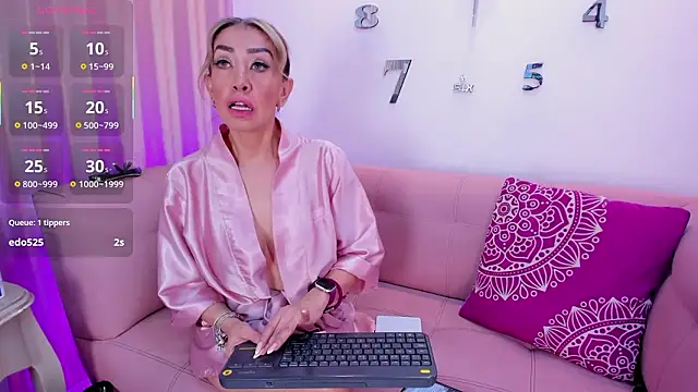 Snapshot of EvelinaGrey chatting on February 10, 2026, 3:11 pm EvelinaGrey online show from February 10, 2026, 3:11 pm