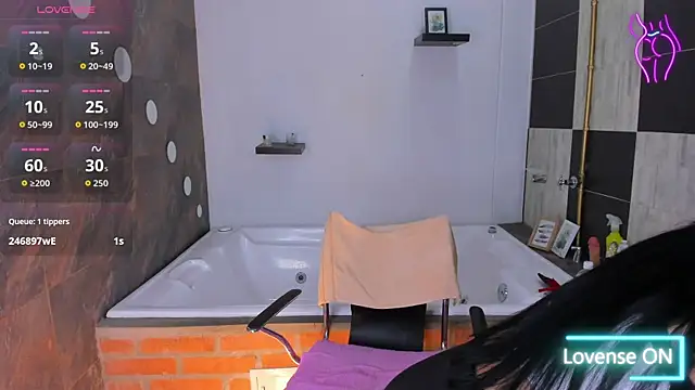 Lila Pinky online show from December 15, 2025, 12:33 pm