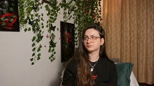 NaughtYHomemadE online show from November 30, 2025, 5:25 pm