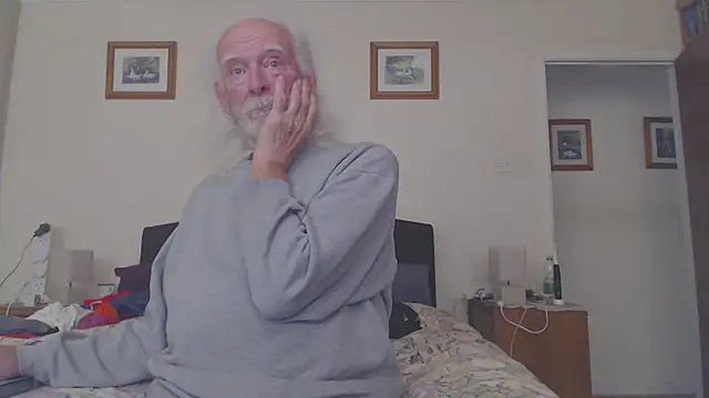 Snapshot of WaverlyKernow chatting on May 19, 2026, 1:40 pm WaverlyKernow online show from May 19, 2026, 1:40 pm