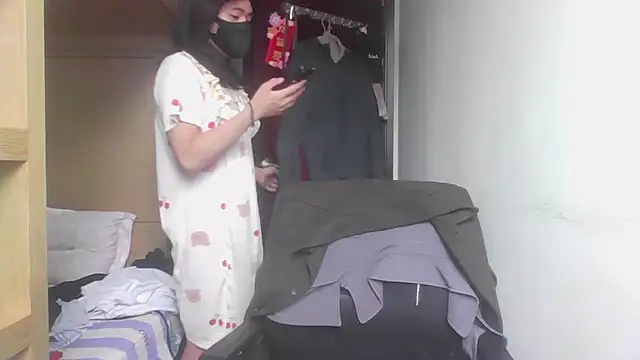 slut cheese online show from December 4, 2025, 2:10 am