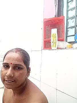 Snapshot of reemacouple007 chatting on May 12, 2026, 5:48 am reemacouple007 online show from May 12, 2026, 5:48 am