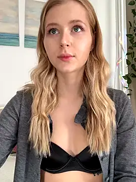 LunaRase online show from October 9, 2025, 8:37 am