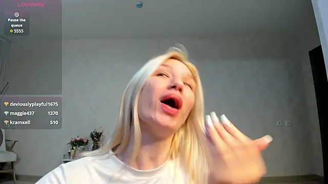 Snapshot of Linaa_Land chatting on January 9, 2026, 10:17 pm Linaa Land online show from January 9, 2026, 10:17 pm