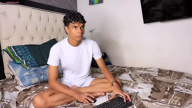 Snapshot of james_dreams_ chatting on June 27, 2026, 11:44 pm james dreams online show from June 27, 2026, 11:44 pm