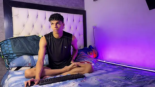 Snapshot of james_dreams_ chatting on June 18, 2026, 9:31 pm james dreams online show from June 18, 2026, 9:31 pm