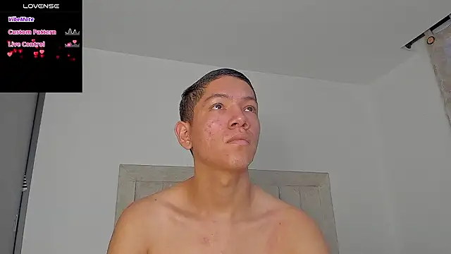 Snapshot of JulianRose_1 chatting on February 3, 2026, 11:15 am JulianRose 1 online show from February 3, 2026, 11:15 am