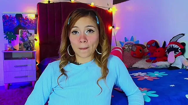 alisson zafiro  online show from October 19, 2025, 3:09 am