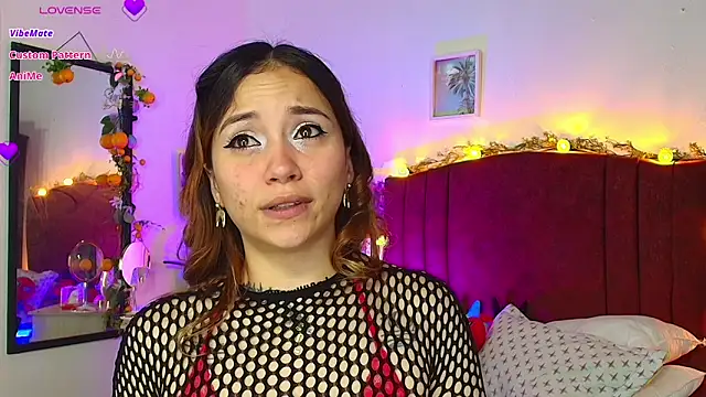 alisson zafiro  online show from April 19, 2026, 3:29 am