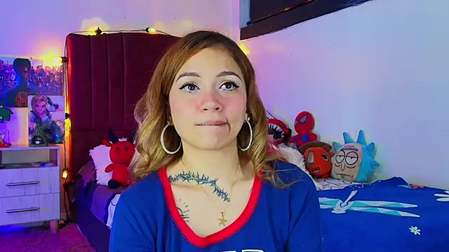 alisson zafiro  online show from October 13, 2025, 3:08 am