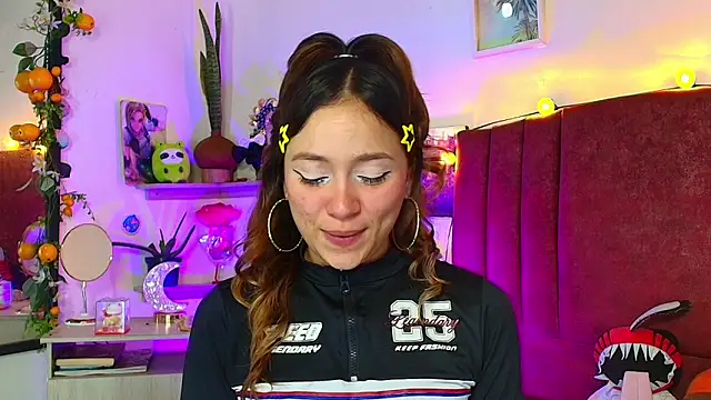 alisson zafiro  online show from April 9, 2026, 12:12 am