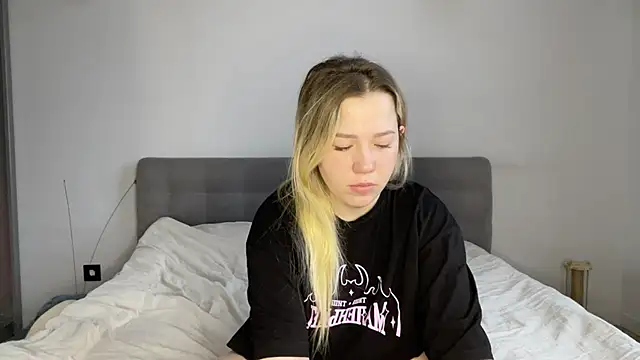 Embersweetbunny online show from January 13, 2026, 7:45 am