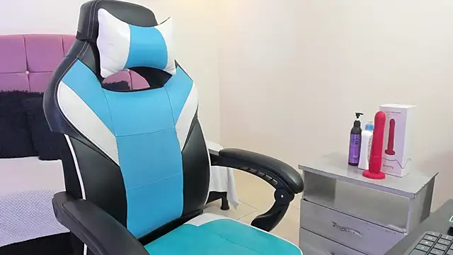 Lizzie Williams  online show from March 31, 2026, 3:30 am