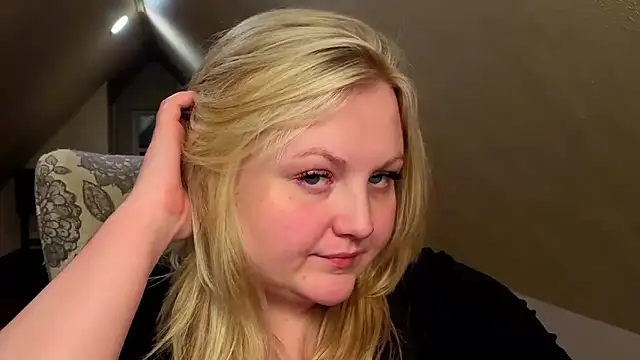 Snapshot of PhatAssBlond chatting on May 9, 2026, 1:31 am PhatAssBlond online show from May 9, 2026, 1:31 am