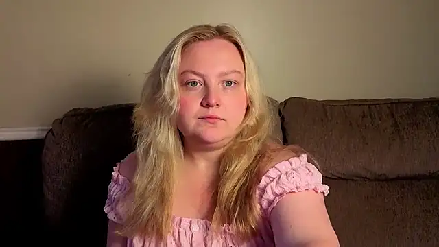 Snapshot of PhatAssBlond chatting on July 15, 2026, 6:04 pm PhatAssBlond online show from July 15, 2026, 6:04 pm