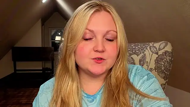 Snapshot of PhatAssBlond chatting on May 5, 2026, 3:42 am PhatAssBlond online show from May 5, 2026, 3:42 am