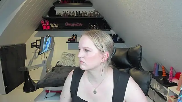 Snapshot of caro_kitten chatting on April 13, 2026, 7:34 am caro kitten online show from April 13, 2026, 7:34 am