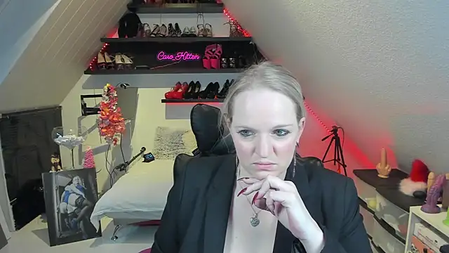 Snapshot of caro_kitten chatting on December 15, 2024, 10:18 am caro kitten online show from December 15, 2024, 10:18 am