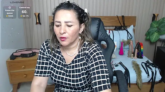 luciana ballesteros  online show from November 24, 2025, 1:22 pm