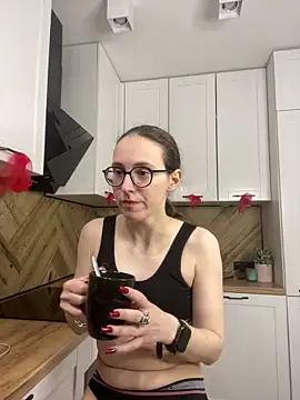 MartiniiSelenna online show from April 5, 2026, 5:47 am