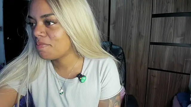 ladyrd1 online show from April 18, 2026, 12:46 am