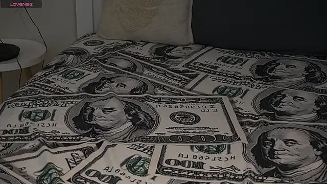 IceDanielles online show from November 9, 2025, 1:37 pm