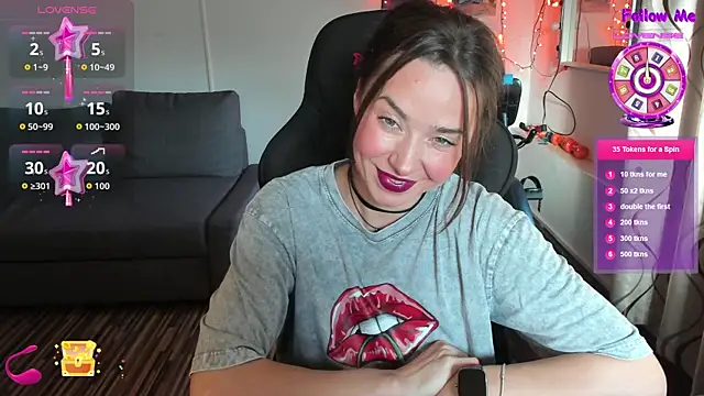 PlayfulGoddess online show from November 25, 2025, 1:11 pm