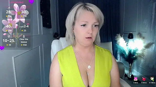 Snapshot of Juarnea chatting on October 18, 2025, 1:24 pm Juarnea online show from October 18, 2025, 1:24 pm