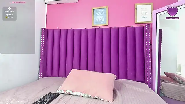 Snapshot of littleebonny chatting on March 4, 2026, 12:35 pm littleebonny online show from March 4, 2026, 12:35 pm