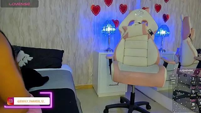 Snapshot of emily_parkerr chatting on March 14, 2025, 12:51 pm emily parkerr online show from March 14, 2025, 12:51 pm