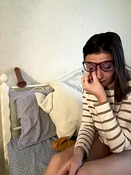 BeatriceTender online show from December 15, 2025, 5:46 am