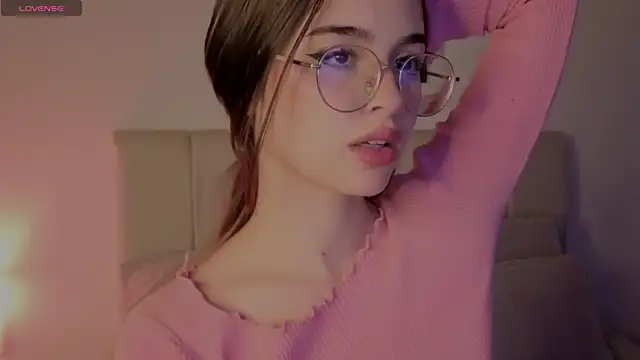 Snapshot of Roxxy_mora chatting on March 26, 2026, 10:29 pm Roxxy mora online show from March 26, 2026, 10:29 pm
