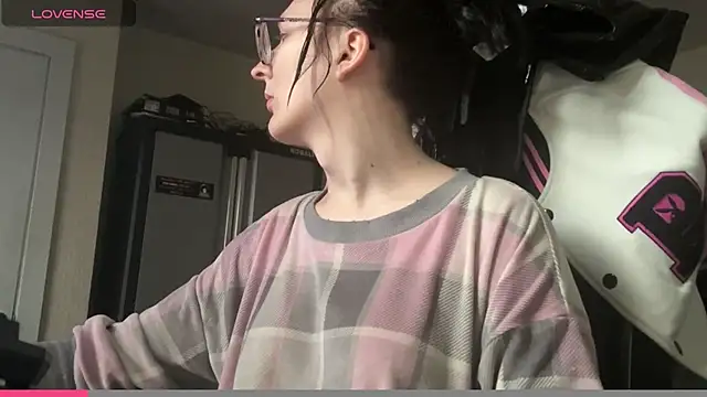 Snapshot of YandereDemon chatting on October 7, 2025, 6:09 pm YandereDemon online show from October 7, 2025, 6:09 pm