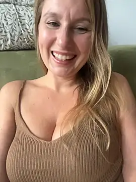 Snapshot of Vanilladreams chatting on July 10, 2026, 2:17 pm Vanilladreams online show from July 10, 2026, 2:17 pm