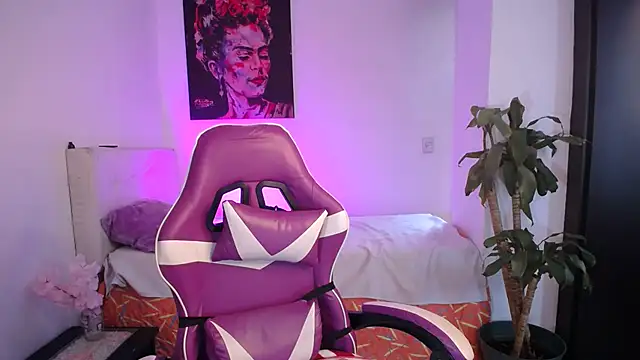 Snapshot of esmeraldaa230 chatting on February 5, 2026, 7:32 pm esmeraldaa230 online show from February 5, 2026, 7:32 pm