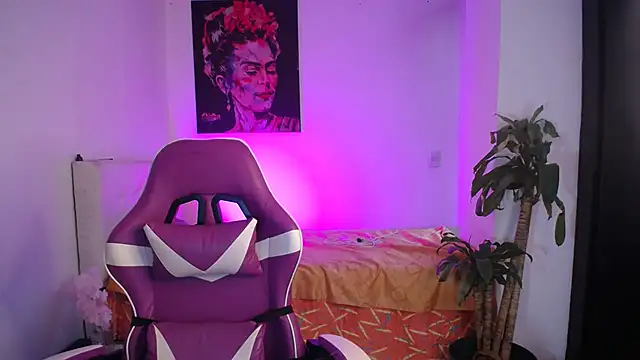 esmeraldaa230 online show from January 9, 2026, 7:32 pm