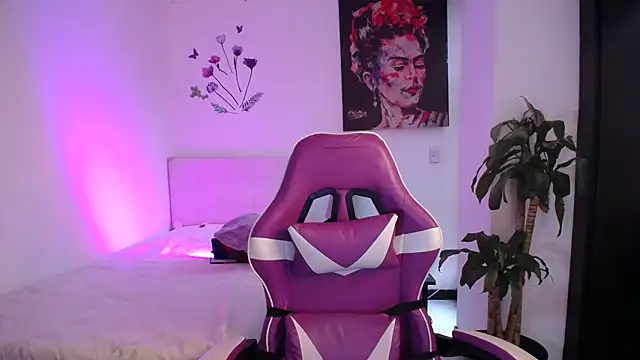 Snapshot of esmeraldaa230 chatting on February 27, 2026, 8:08 pm esmeraldaa230 online show from February 27, 2026, 8:08 pm