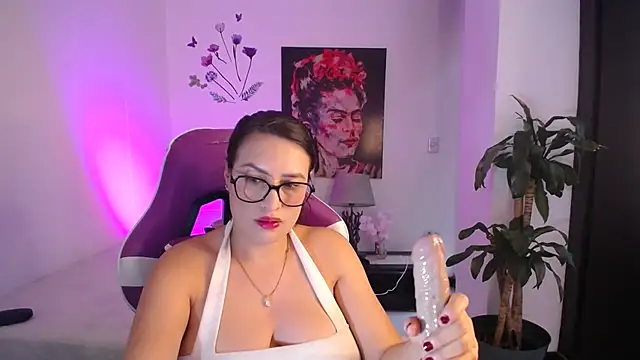 esmeraldaa230 online show from April 9, 2026, 7:42 pm