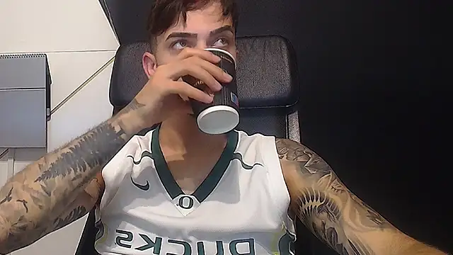 Snapshot of BrandonTate chatting on June 18, 2026, 4:44 am BrandonTate online show from June 18, 2026, 4:44 am