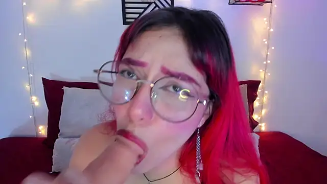 Snapshot of Dafne_Moon chatting on February 19, 2025, 1:51 am Dafne Moon online show from February 19, 2025, 1:51 am