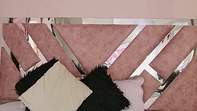 PaulinaDuarte online show from April 13, 2026, 12:31 pm