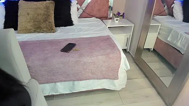 PaulinaDuarte online show from November 19, 2025, 11:32 am