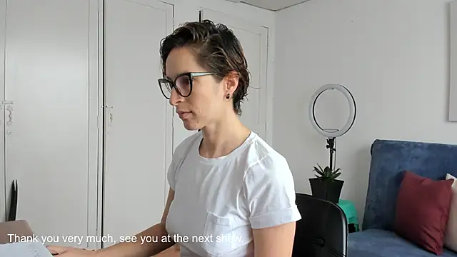 cuddlingbunny online show from November 3, 2025, 2:09 pm