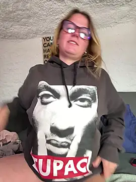 Snapshot of selenaluvv chatting on March 1, 2026, 11:43 am selenaluvv online show from March 1, 2026, 11:43 am