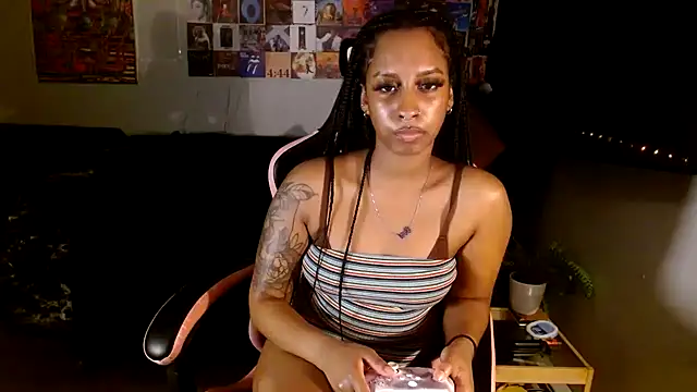 Snapshot of Your_Paris chatting on February 27, 2025, 4:35 am Your Paris online show from February 27, 2025, 4:35 am