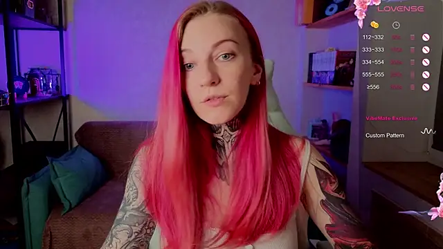 Snapshot of Roxy_____ chatting on October 3, 2025, 8:43 pm Roxy      online show from October 3, 2025, 8:43 pm