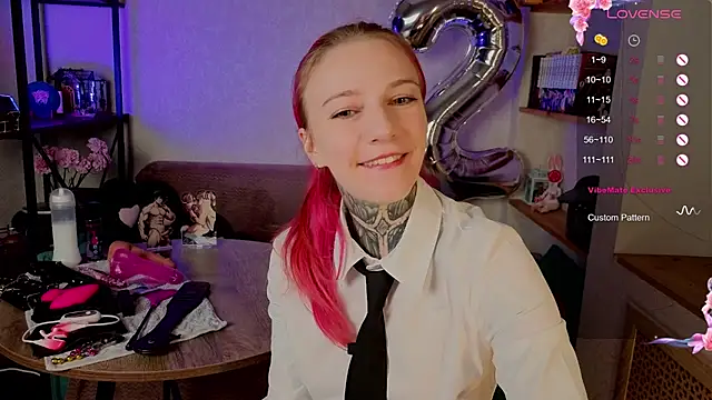 Snapshot of Roxy_____ chatting on October 19, 2025, 9:17 pm Roxy      online show from October 19, 2025, 9:17 pm