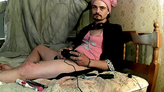 Snapshot of JustTylerr chatting on June 8, 2026, 10:27 am JustTylerr online show from June 8, 2026, 10:27 am