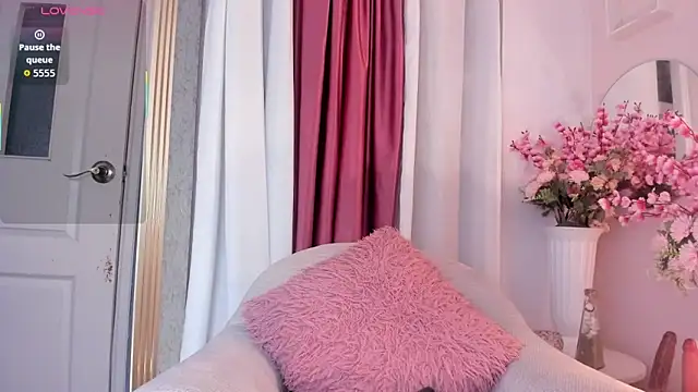 scarlet fostt  online show from November 22, 2025, 12:26 pm